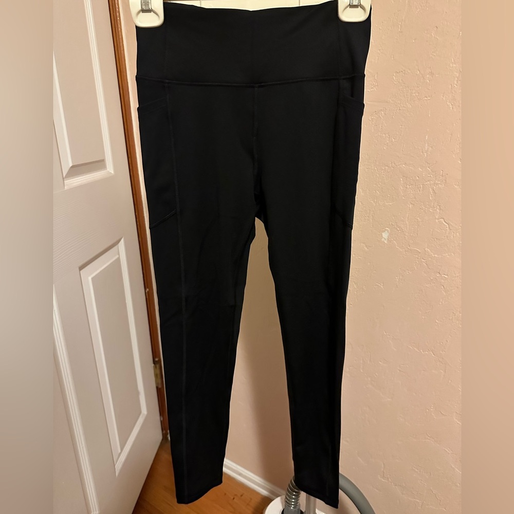 Victoria’s Secret On Point Black Leggings 7/8 length Sz 6
